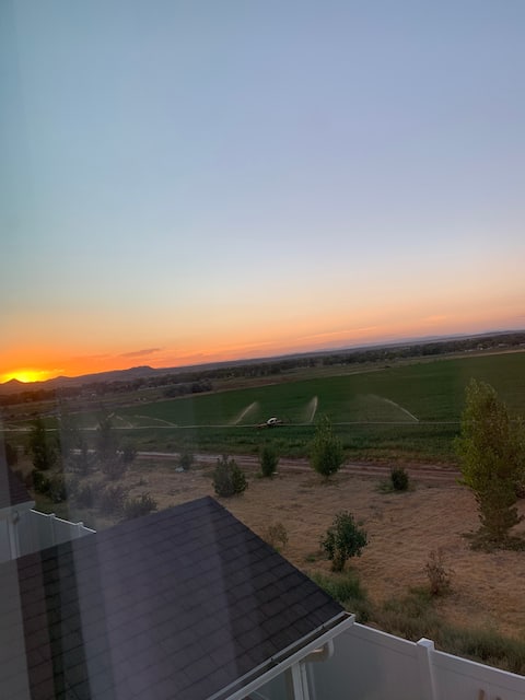 Family friendly townhome w/ designated workspace.