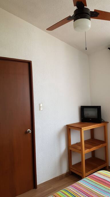 Recamara, TV y ventilador.