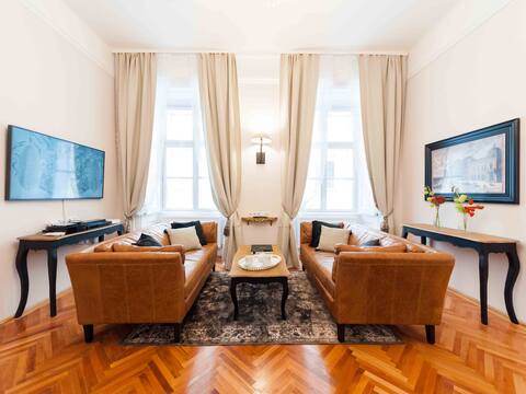 Classic 3-bed with A/C, balcony near Judenplatz