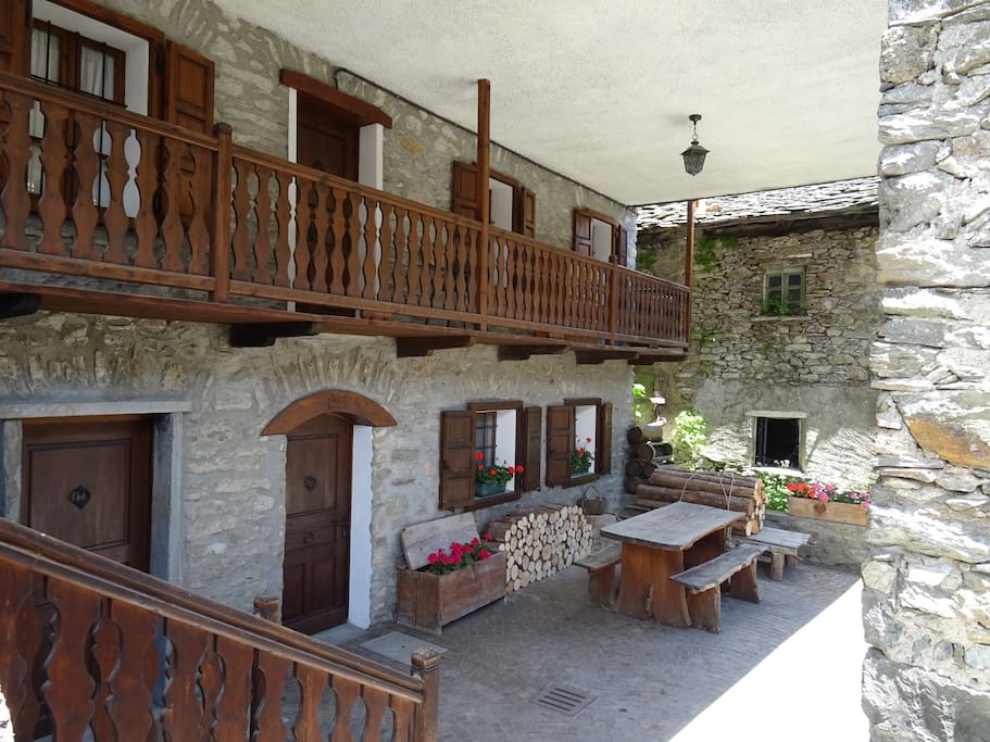 Il porticato coperto con il tavolo per il pranzo all'aperto