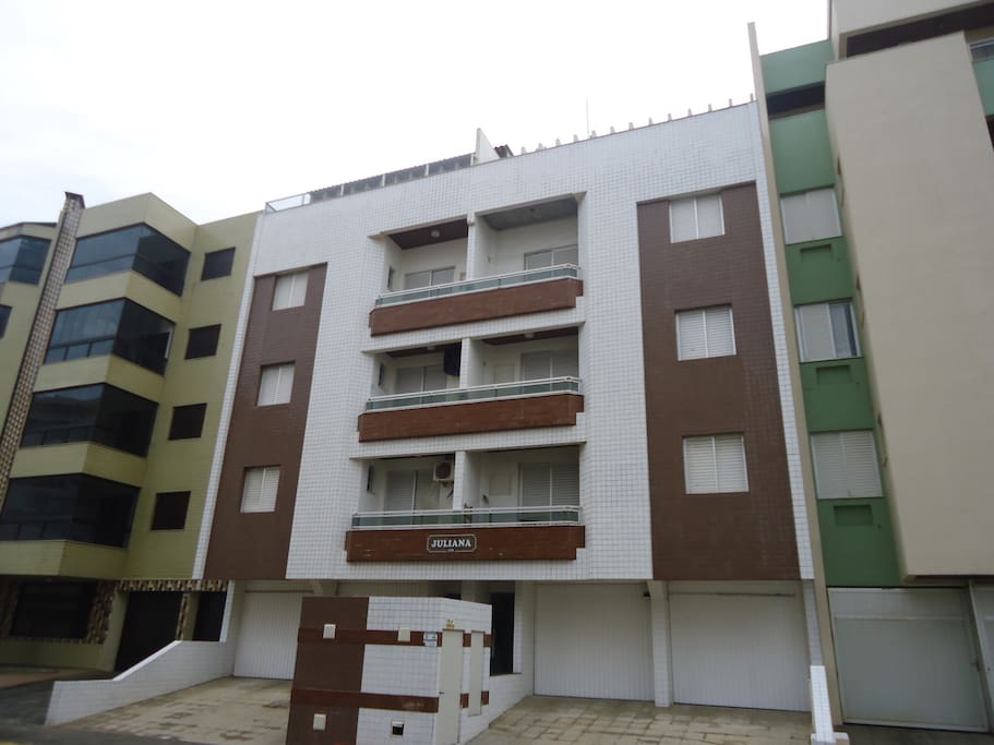 Edifício na praia do Mar Grosso, a menos de 100m da beira mar