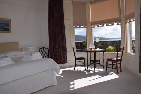 Scalpsie Bay Apartment sleeps 3 with sea views.
