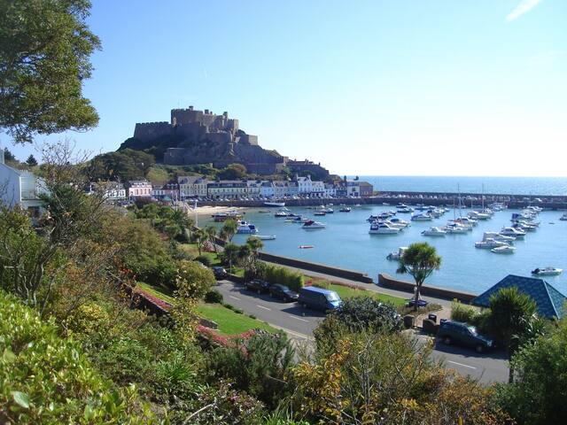 Double room in house near the sea and castle.