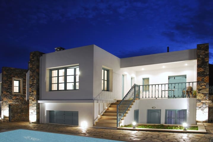 Luxury Villa with valley & sea views in Mohlos