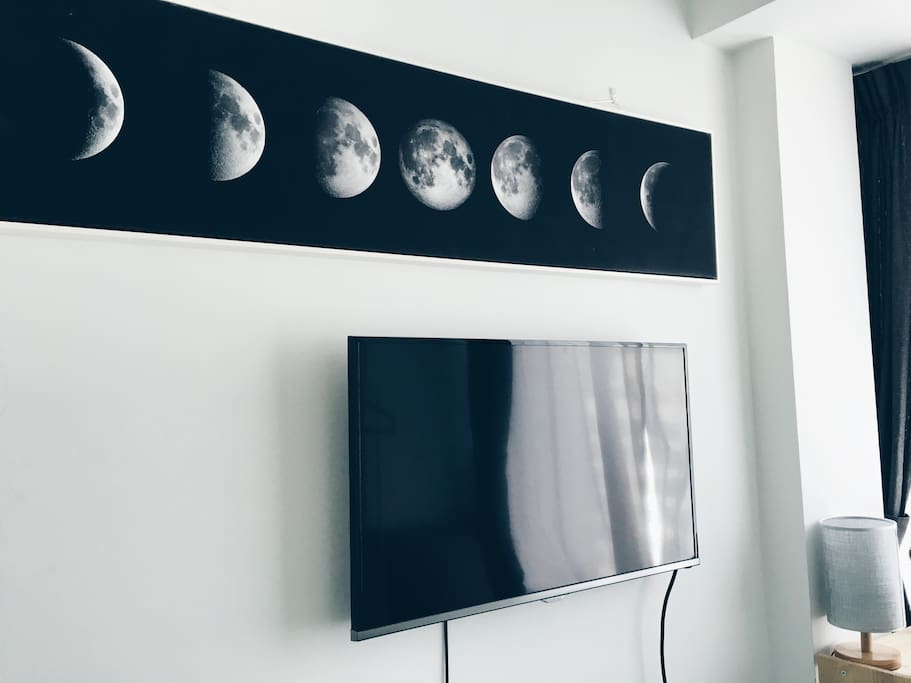 TV.(房間內的小電視)