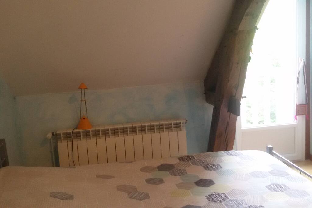 CHAMBRE 1 AVEC LIT DOUBLE, BUREAU, RANGEMENT