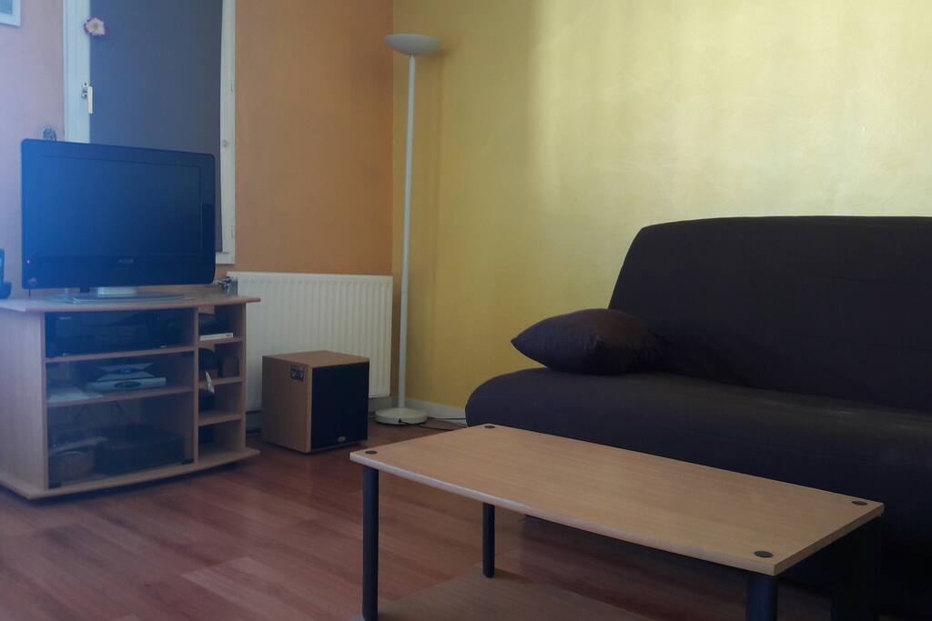 Séjour avec TV et clic-clac pour couchage de 2 personnes de plus