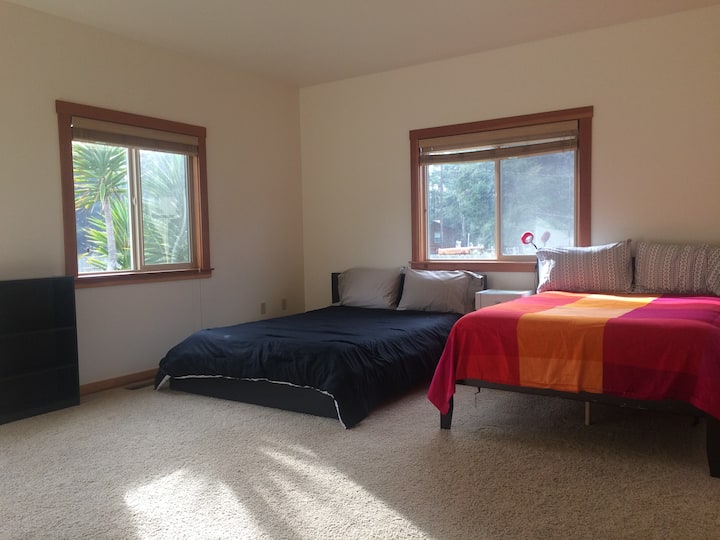 เตียงควีนไซส์ห้องนอนทิศตะวันตกเฉียงใต้และเตียงเต็มรูปแบบ 