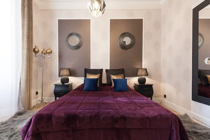 يمكن فصل الأسرّة في كل غرفة
أسرّة رئيسية أو أسرّة فردية في كل غرفة نوم. 
الطابق الأرضي: دش منفصل ، مرحاض 
يحتوي المنزل على 6 غرف نوم في المجموع و4 حمامات أقوم بتحديدها و 
1 سرير أريكة في غرفة المعيشة. 
