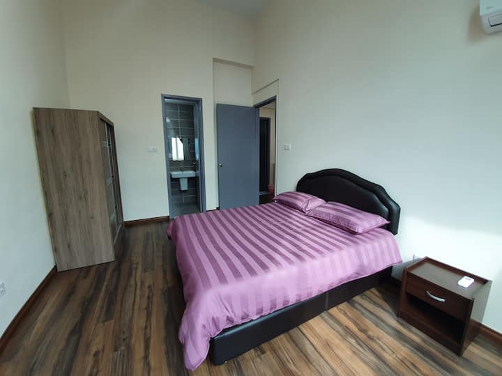 Camera da letto principale (aria condizionata)
- 1 letto queen-size (2 persone)
- Bagno annesso 
- Su richiesta, può aggiungere un letto aggiuntivo
