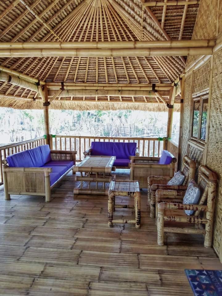 يمكن استخدام منطقة جلوس الشرفة الكبيرة للعمل أو تناول الطعام أو مجرد الاسترخاء مع الحديقة وحمام السباحة والجبل