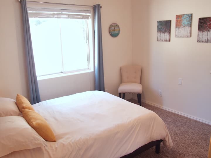 #1 Dormitorio de invitados con gran ventana con vista al norte, cama de tamaño completo con colchón de espuma viscoelástica, armario doble lateral con puertas corredizas con espejos. Dormitorio noroeste.