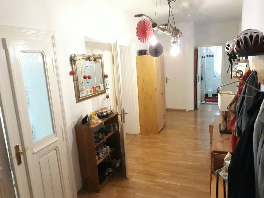 sehr langer Flur mit Zugang zu alle Zimmern&ausreichend Garderobenplatz/Aufhängemöglichkeiten