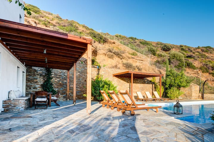 Aggelikes luxury villa,private pool,sea views
