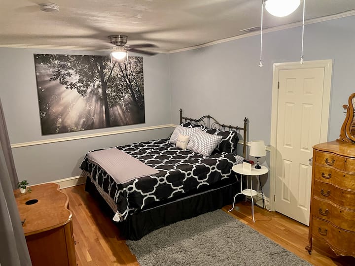 Velika spavaća soba s bračnim krevetom i antiknim namještajem 