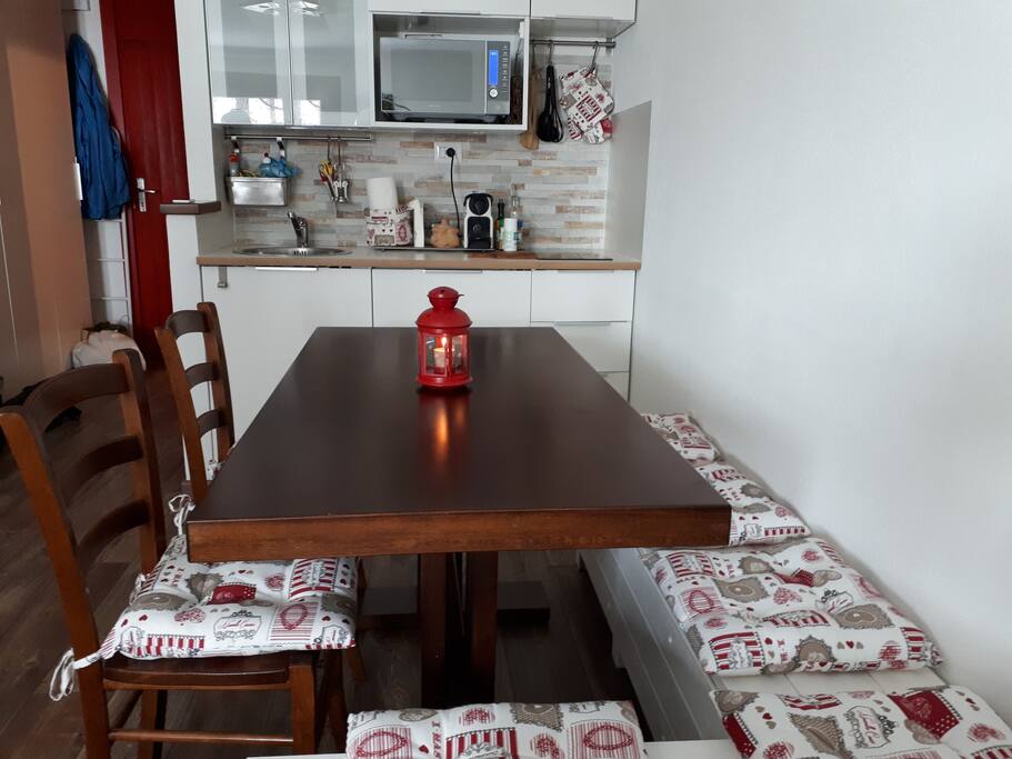 tavolo in legno con sedie e cassapanca - table with chairs and chest