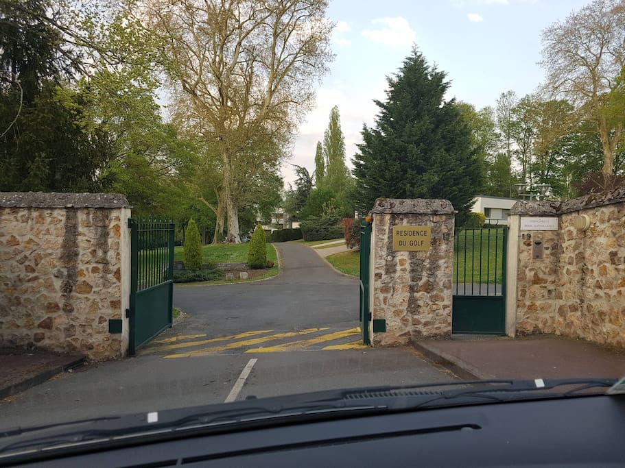 La maison se situe à l'intérieur d'une résidence clôturée et gardiennée. Voici l'entrée de la résidence