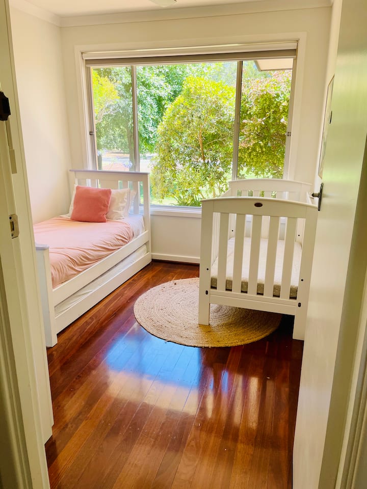 Spavaća soba 3 kreveta za jednu osobu s pomoćnim ležajem i velikim krevetićem