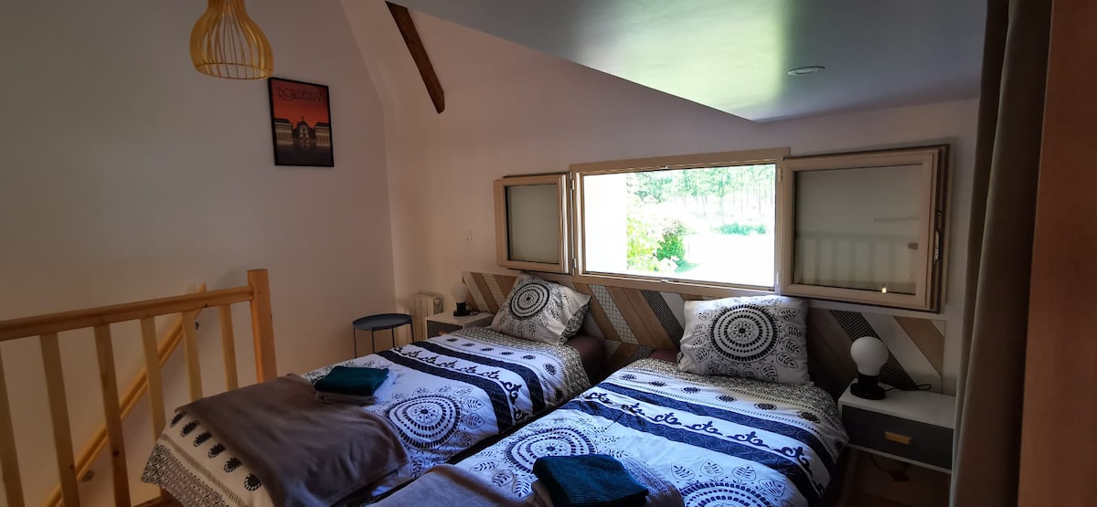 Upstairs mezzanine room with 2 single beds