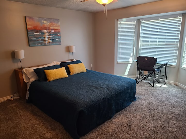 Chumba #1 - Master Bedroom, King Bed, Two Closets, Desk, 55" tv & Attached Bathroom.  Pia, inaweza kutoshea pedi za kulala.