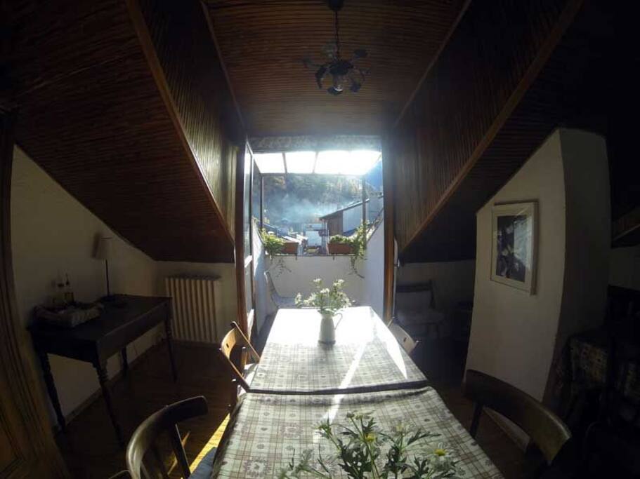 Zona pranzo con vista sui tetti e i boschi