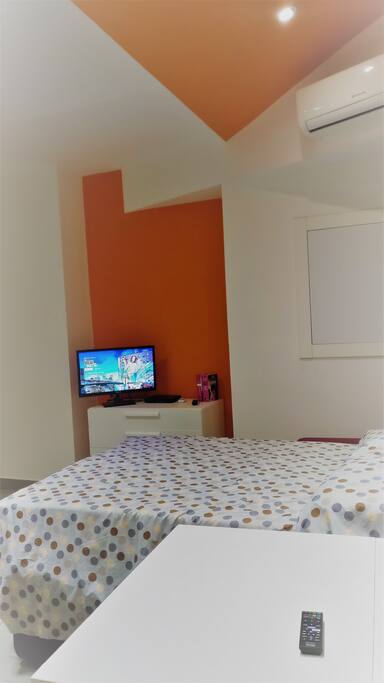 Air conditioning, WiFi and cable internet, TV, Blu-ray/DVD, Netflix are provided