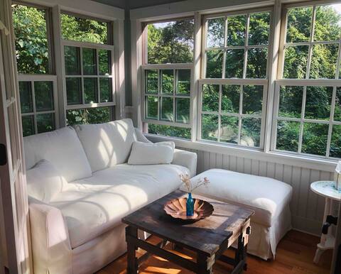 Walk to the beach: Charming Menemsha Cottage
