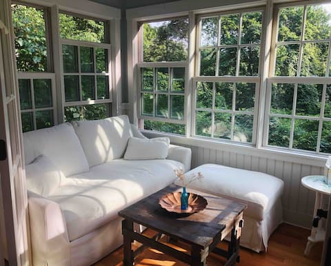 Top Airbnb: Walk to the beach: Charming Menemsha Cottage in Marthas Vineyard