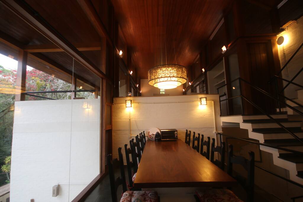 Sala de jantar com mesa para 12 pessoas