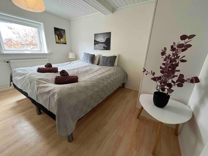 Chambre aménagée avec lit double.