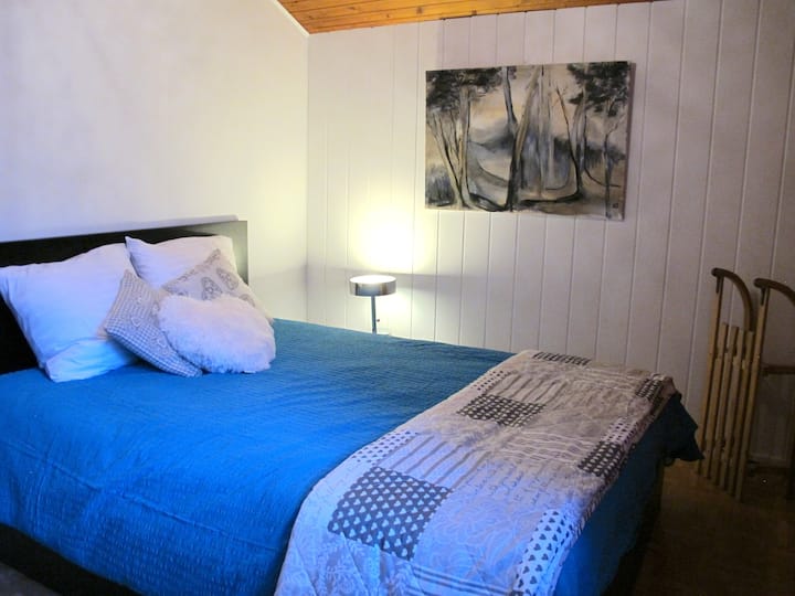 Una habitación con cama doble