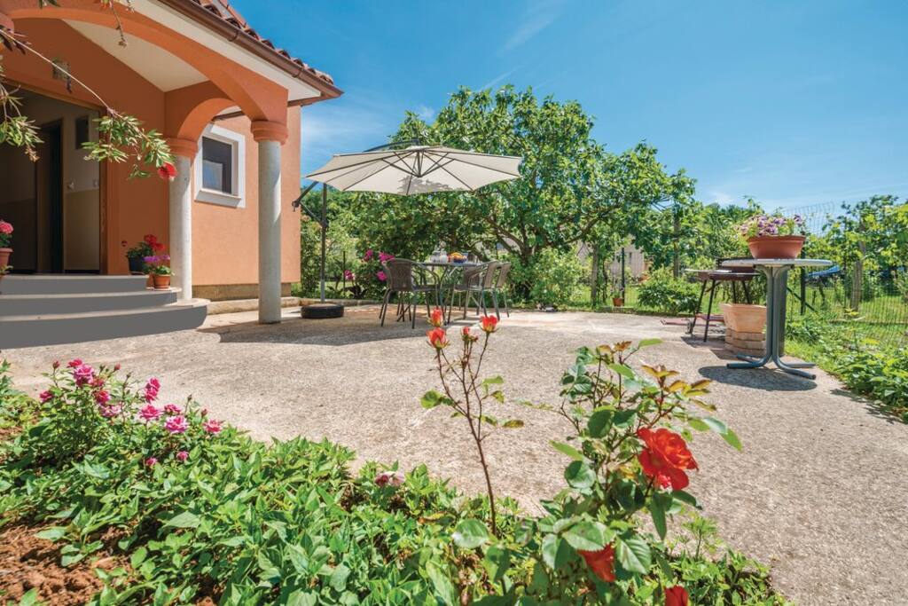Garden with a tiled terrace where you have a grilling place