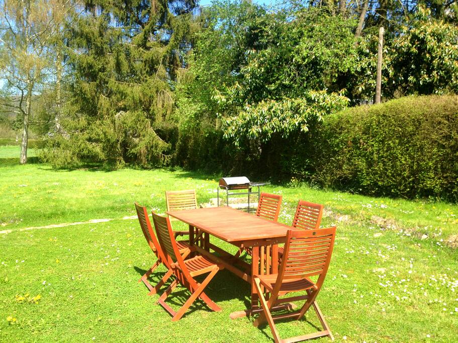 salon de jardin et barbecue