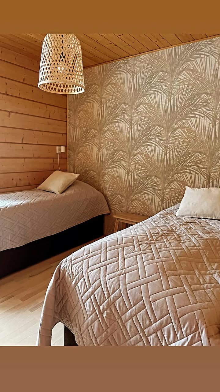 Chumba cha kulala chenye vitanda viwili vya sentimita 80 
Chumba cha kulala chenye vitanda viwili vya sentimita 80
Matandiko na taulo 15 €/seti
Matandiko yametengenezwa tayari € 25/seti. 
Vitambaa vya kitanda na taulo vinaweza kuwekewa nafasi kwa € 25/kuwekwa tayari kitandani. Seti inajumuisha mashuka na taulo.