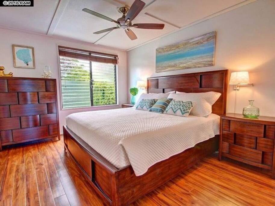 Bedroom with king size bed