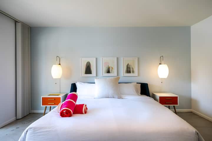 מיטת קינג סייז בחדר שינה שני