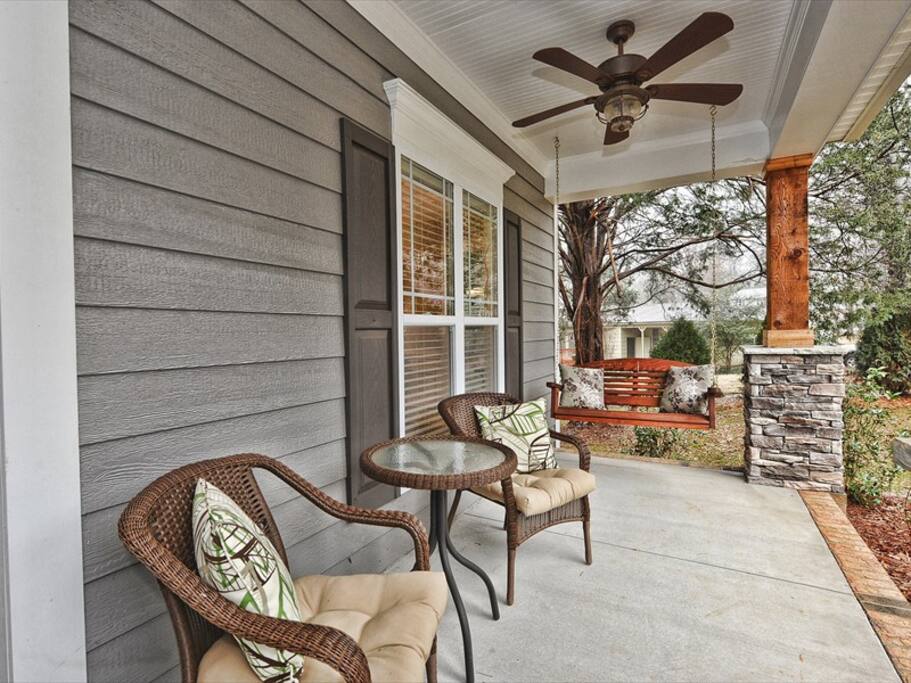 Relaxing front porch on quiet cul-de-sac street!