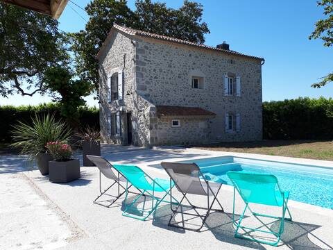 Gite des Magnolias:house with pool and fireplace