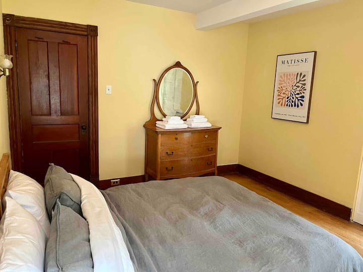 Chumba cha kulala chenye kitanda cha ukubwa wa malkia