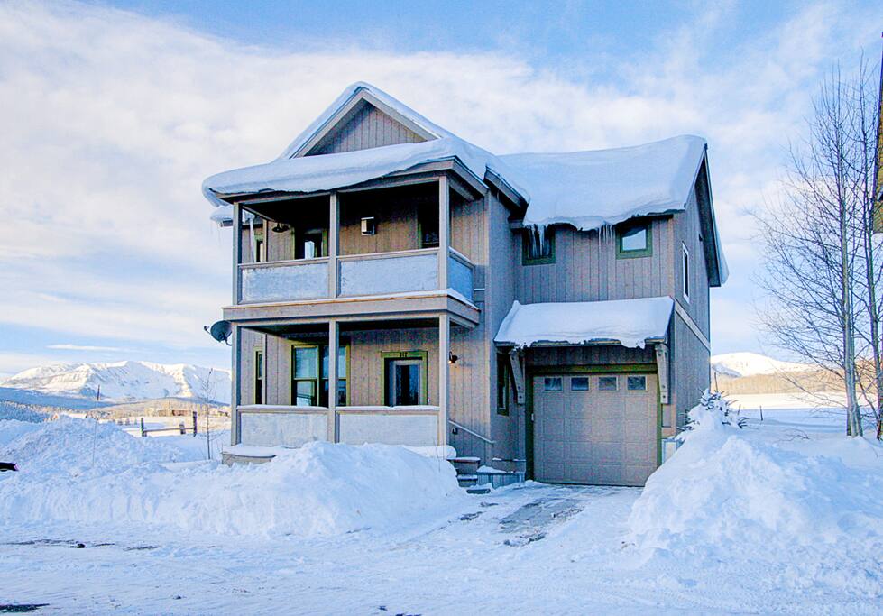 New single family home in quaint neighborhood in Mount Crested Butte. Free shuttle stop a block away. "Welcome home" for your stay!