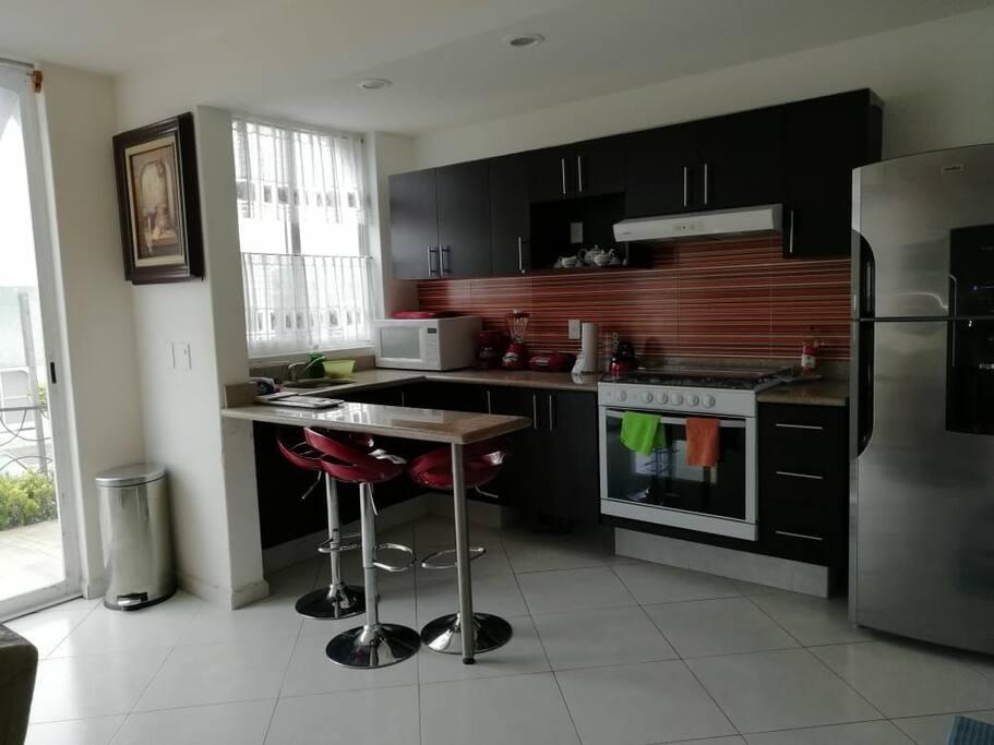 Cocina equipada con licuadora, microondas, sandwichera, cafetera y todo lo necesario para cocinar sus alimentos durante su estancia.