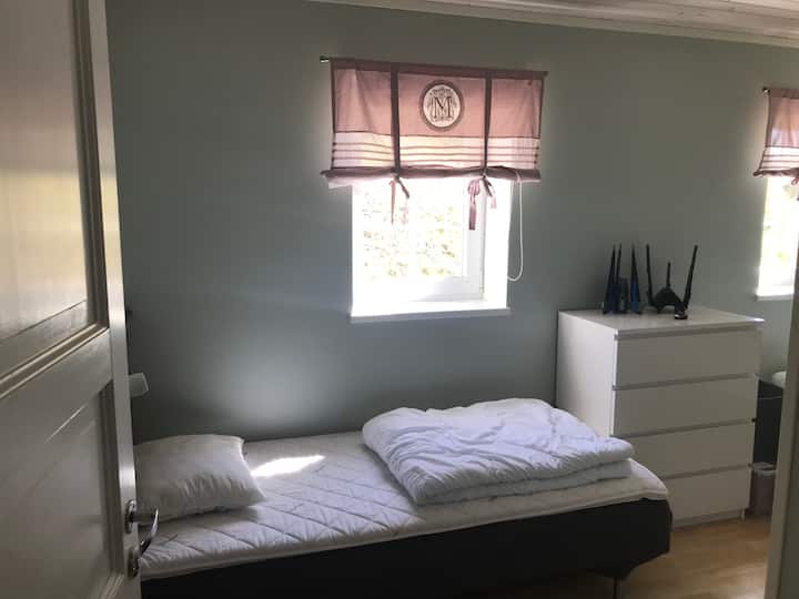 卧室公寓4.
2张单人床、带Netflix的电视、有很多游戏的youtube Playstation和任天堂经典。 每张床都有USB充电器 乐高和一些玩具. 
非常适合孩子们的度假胜地。 