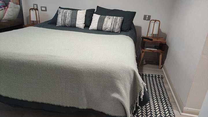 Главна спалня с телевизор