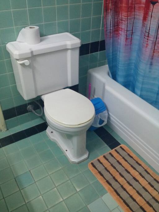Baño privado con agua fría y caliente; con una higiene impecable