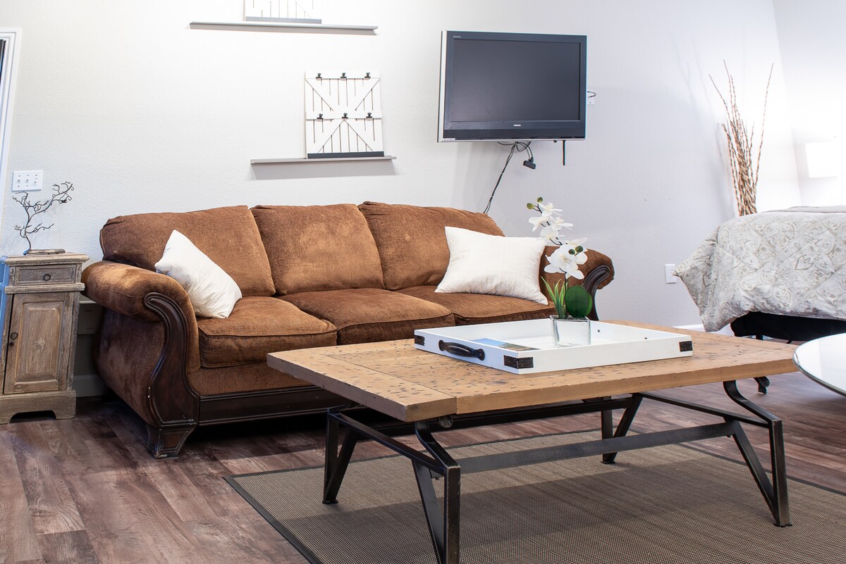 Cómodo sofá que proporciona un lugar adicional para dormir, ropa de cama adicional proporcionada para tu comodidad. 