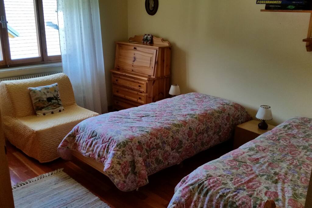 Camera da letto dotata di 2 letti singoli, armadio, cassettone e due comodini