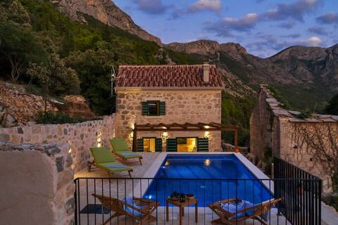 Holiday home Marijana w/ heated pool