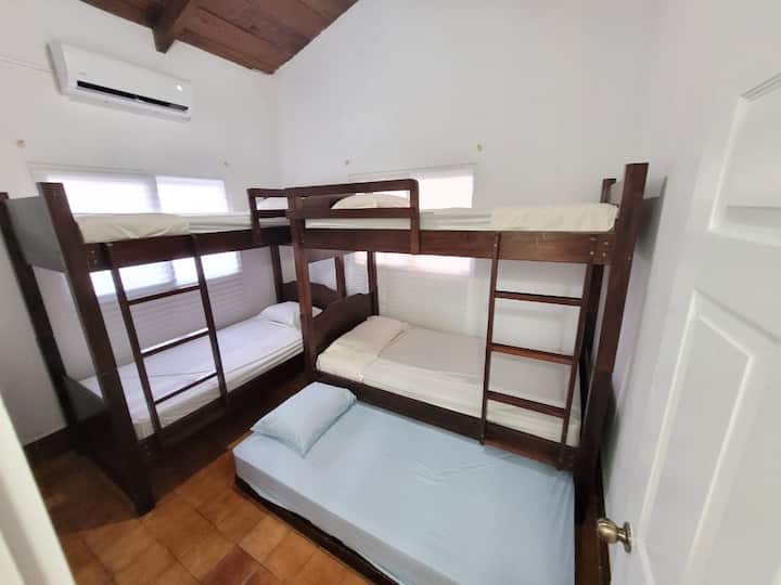 غرفة نوم ثانية بـ 5 أسرّة