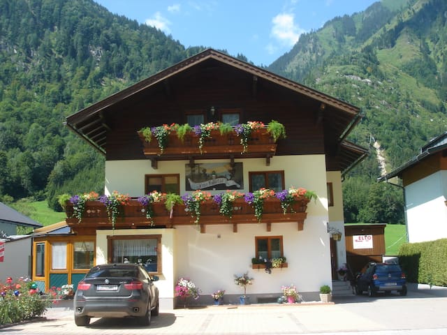Bruck an der groglocknerstrae single freizeittreff. Private fickkontakte Sexdate in Schlieren. Jakomini dating. Nette leute kennenlernen Partnervermittlung umgebung in st. johann in tirol