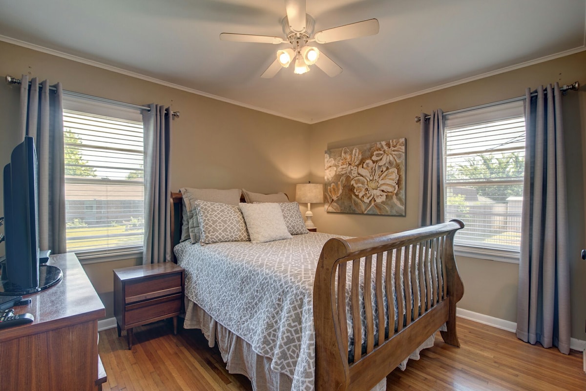 Druhá posteľ má manželskú posteľ pri posteli na čítanie. Stropný ventilátor, žalúzie a záclony.  Zahŕňame tiež 45-palcový inteligentný televízor Samsung, Netflux a Hulu Plus.  Samsung blu ray dvd. Komoda a nočné stolíky.  Skriňa zahŕňa vešiaky a stojan na batožinu.